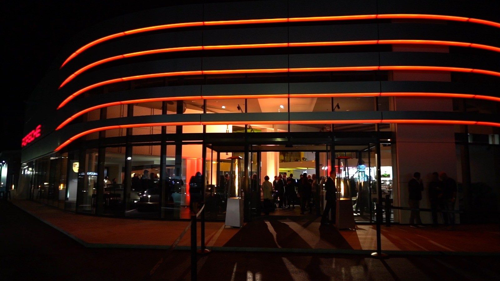 Inaugurazione centro porsche perugia facciata notte